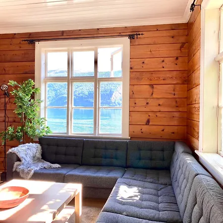 - Faleide - Hus Ved Fjorden